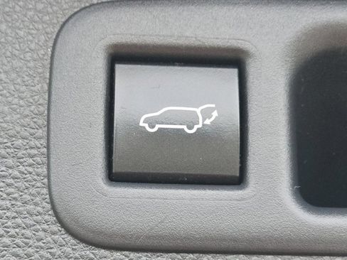 Used 2021 Toyota Highlander XLE FWD image 25