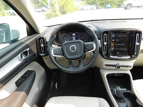 Used 2021 Volvo XC40 T4 Momentum FWD image 14