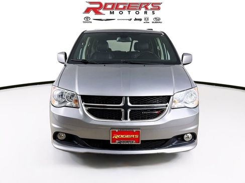 Used 2019 Dodge Grand Caravan SXT image 2