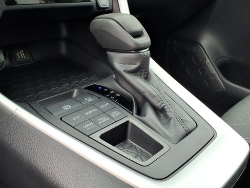 Used 2024 Toyota RAV4 XLE AWD/4WD image 15