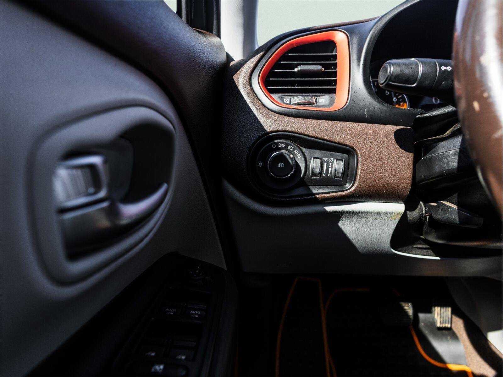 Used 2017 Jeep Renegade Limited FWD image 16