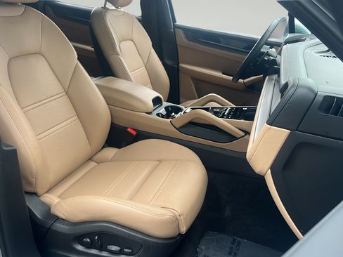 Certified 2025 Porsche Cayenne E-Hybrid AWD/4WD image 23