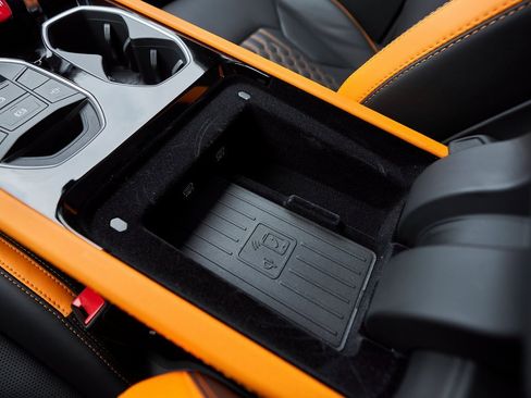 Used 2025 Lamborghini Urus SE image 63