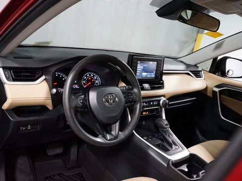 Used 2019 Toyota RAV4 LE FWD image 11