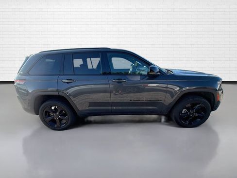 Used 2025 Jeep Grand Cherokee Altitude AWD/4WD image 9