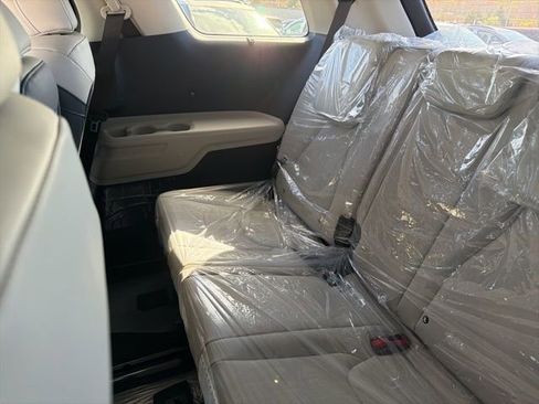 New 2026 Kia Carnival EX FWD image 11