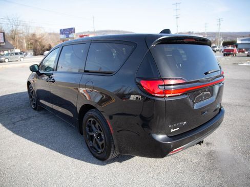 Used 2023 Chrysler Pacifica Limited w/ S Appearance Package image 6