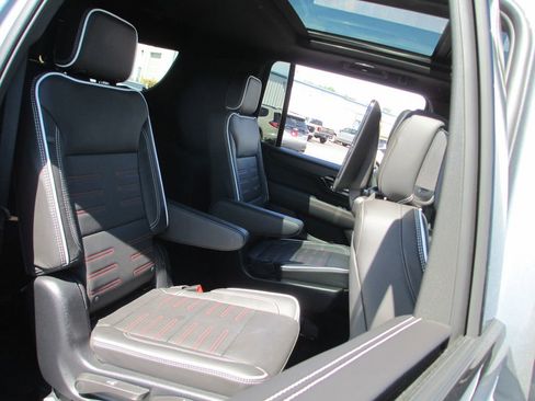 Used 2025 GMC Yukon XL AT4 Ultimate AWD/4WD image 28