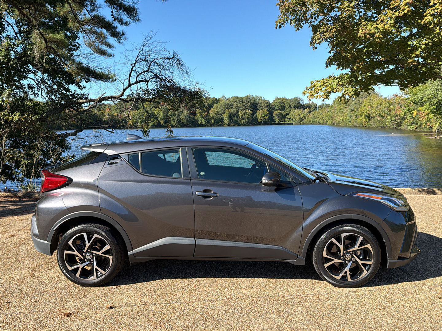Used 2020 Toyota C-HR XLE FWD image 4