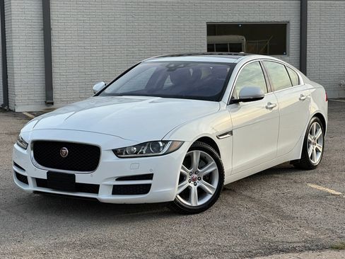 Used 2018 Jaguar XE Prestige RWD image 2