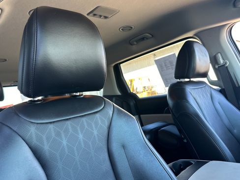 Used 2023 Kia Carnival LX FWD image 19