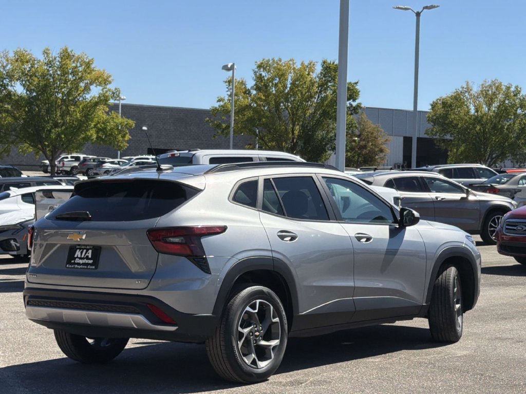 Used 2024 Chevrolet Trax LT FWD image 29
