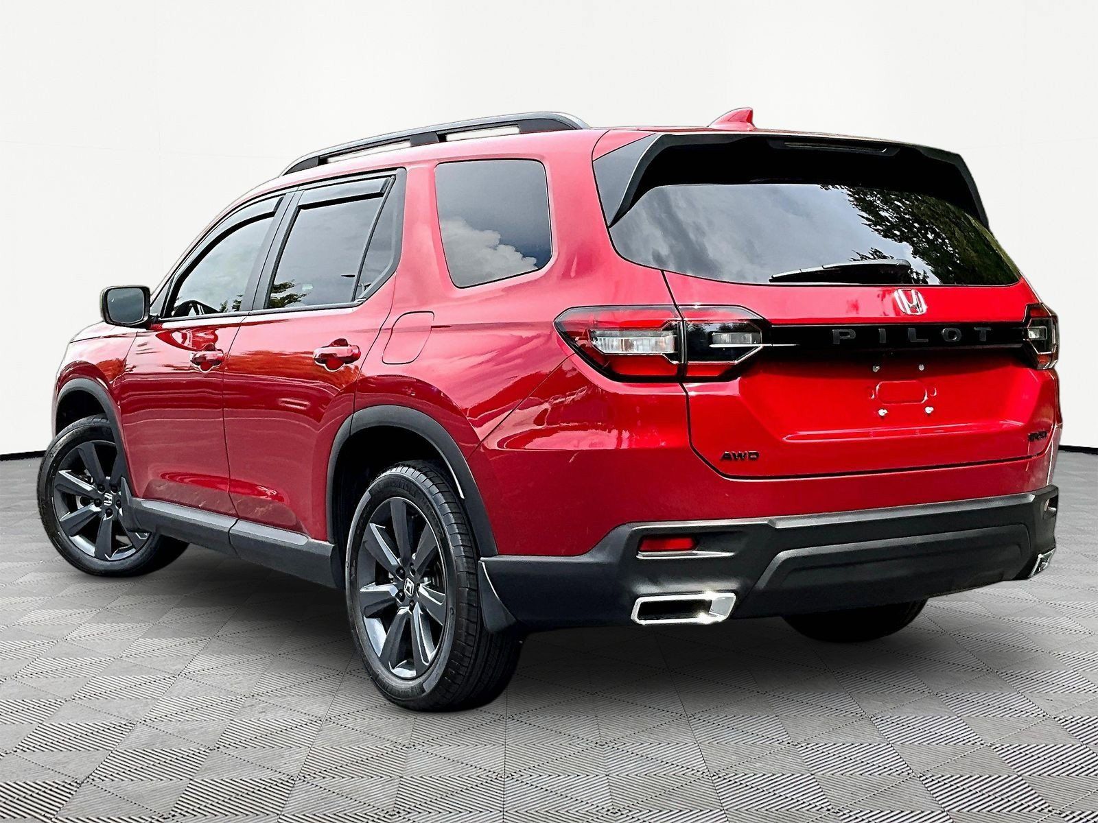 Used 2025 Honda Pilot Sport image 4