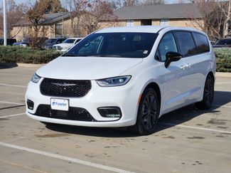 New 2026 Chrysler Pacifica Select video 2