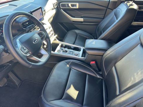 Used 2022 Ford Explorer XLT w/ Equipment Group 202A image 3