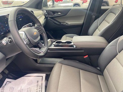 Used 2025 Chevrolet Equinox LT w/ Convenience Package II image 11