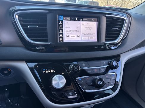 Used 2024 Chrysler Voyager LX image 19