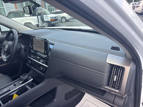 Used 2025 Nissan Pathfinder Platinum image 24