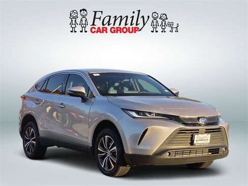 Used 2023 Toyota Venza LE image 2