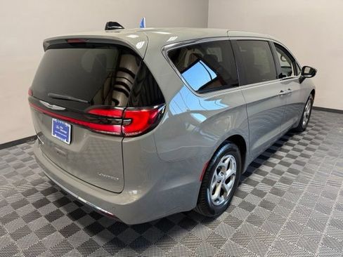 Used 2024 Chrysler Pacifica Limited FWD image 8