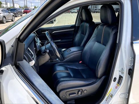 Used 2018 Toyota Highlander SE FWD image 8