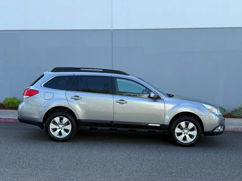 Used 2011 Subaru Outback 2.5i Limited w/ PWR Moonroof Pkg AWD/4WD image 7