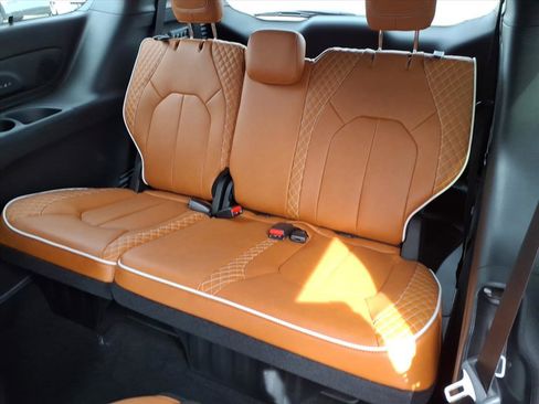 New 2026 Chrysler Pacifica Pinnacle image 12