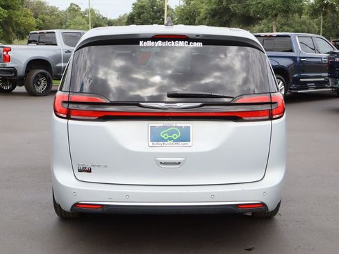 Used 2023 Chrysler Pacifica Touring FWD image 8