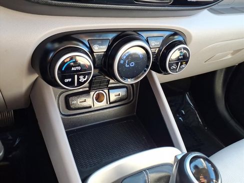 Used 2022 Hyundai Venue SEL image 18