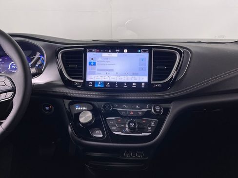 Used 2024 Chrysler Pacifica Select image 16