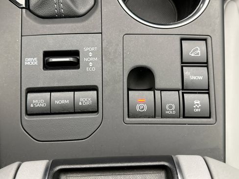 Used 2024 Toyota Highlander XLE AWD/4WD image 17