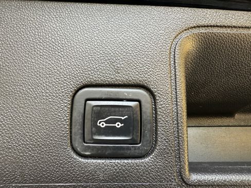 Used 2022 GMC Terrain SLT image 17