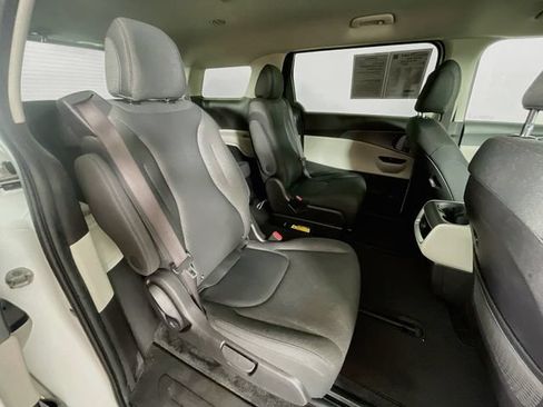 Used 2023 Kia Carnival LX FWD image 27