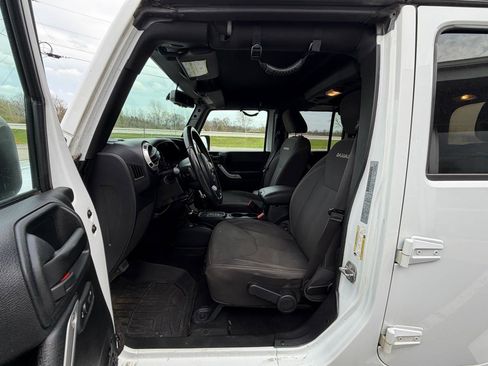 Used 2016 Jeep Wrangler Unlimited Sahara w/ Connectivity Group image 11