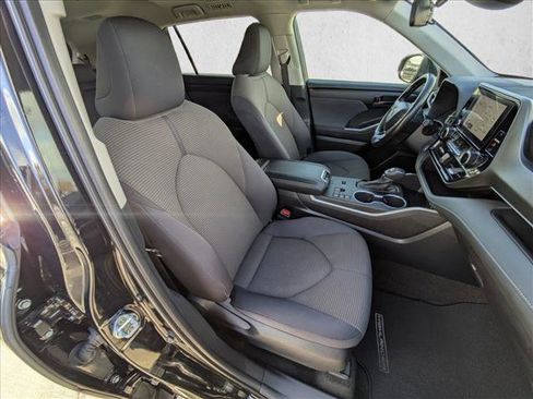 Used 2023 Toyota Highlander XLE image 25