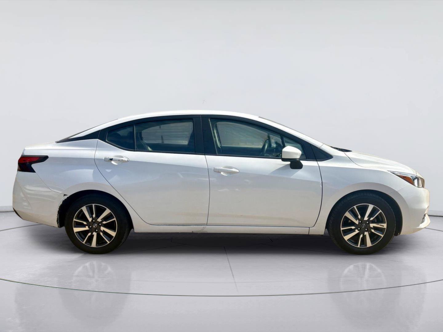 Used 2022 Nissan Versa SV FWD image 2