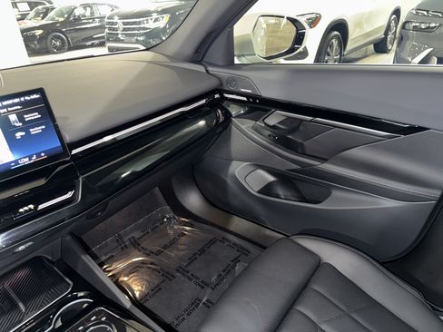 Used 2025 BMW 530i w/ Premium Package RWD image 30