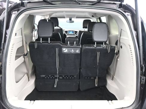 Used 2018 Chrysler Pacifica Touring-L FWD image 28