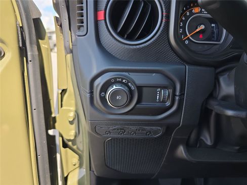 Used 2026 Jeep Wrangler Unlimited Rubicon AWD/4WD image 34