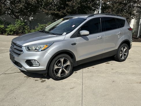 Used 2017 Ford Escape SE w/ Equipment Group 201A AWD/4WD image 3