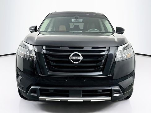 Used 2023 Nissan Pathfinder Platinum w/ Black Appearance Package AWD/4WD image 2