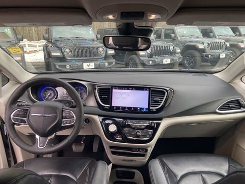 Used 2023 Chrysler Pacifica Touring-L image 9