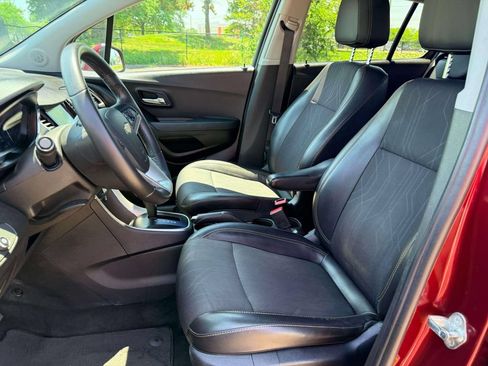 Used 2017 Chevrolet Trax LT w/ LT Convenience Package FWD image 17