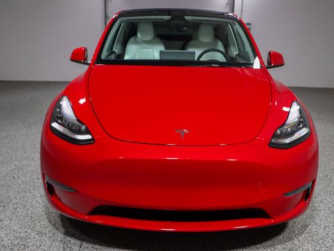 Used 2023 Tesla Model Y AWD image 4