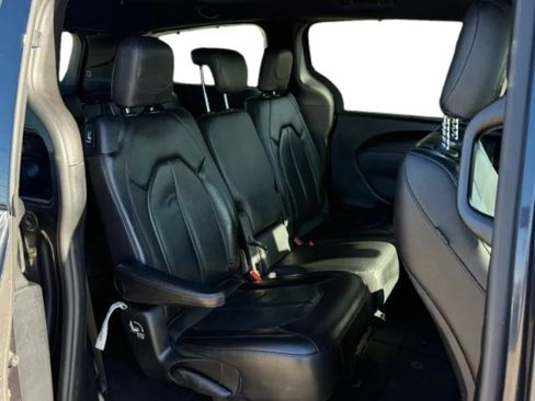 Used 2020 Chrysler Pacifica Touring-L FWD image 20