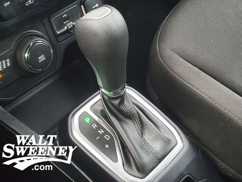 Used 2019 Jeep Renegade Latitude w/ Cold Weather Group image 26