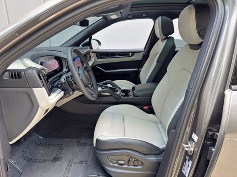 Used 2025 Porsche Cayenne AWD/4WD image 17