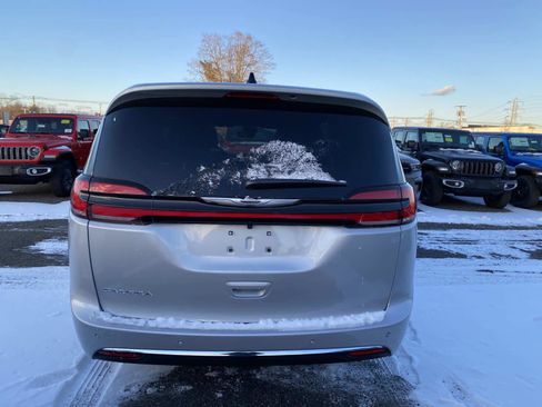 New 2026 Chrysler Pacifica Select image 4