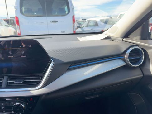 Used 2025 Chevrolet Trax LT w/ LT Convenience Package image 8