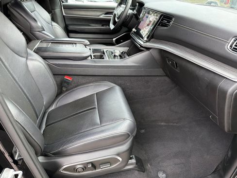 Used 2024 Jeep Wagoneer Series III w/ Premium Group I AWD/4WD image 12